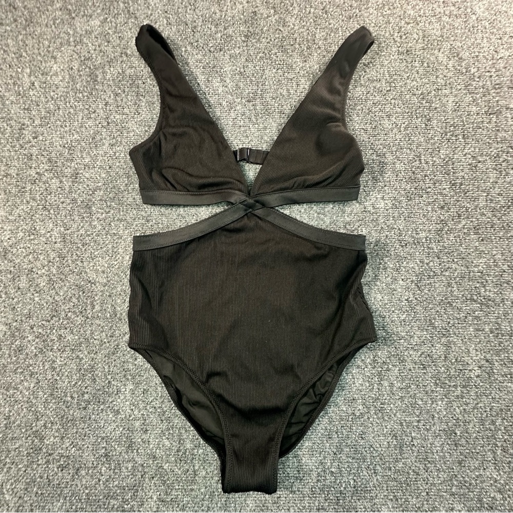 Aerie Full-Coverage One-Piece
Swimsuit Black Small Coastal Beach Vacay
